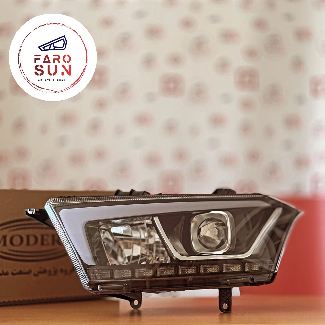 چراغ جلوی دنا پلاس برند مدرن صنعت (سمت چپ)