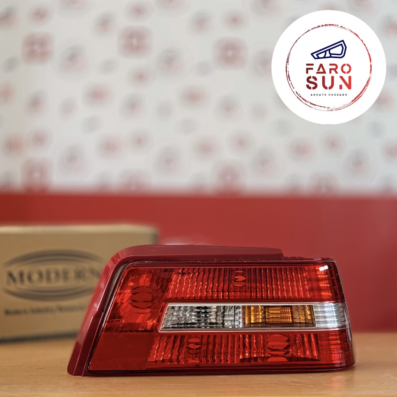 چراغ خطر پژو 405 Slx برند مدرن صنعت به همراه سوکت (سمت راست)